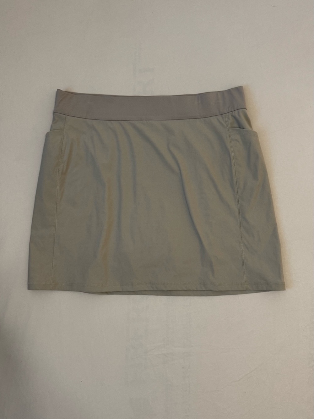 Columbia Athletic Skort in Light Khaki Size XL EUC Pockets Lined